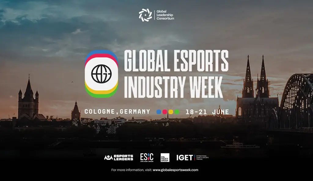 De skyline van Keulen met de dom bij zonsondergang, afgetekend tegen de kleurrijke tekst „Global Esports Industry Week“, 18-21 juni 2023, Duitsland