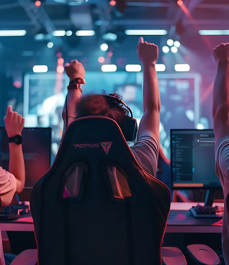Gamers met headsets zitten in ergonomische stoelen en juichen met opgeheven vuisten in een schemerige gamingarena. Neonlichten zorgen voor een intense en energieke sfeer